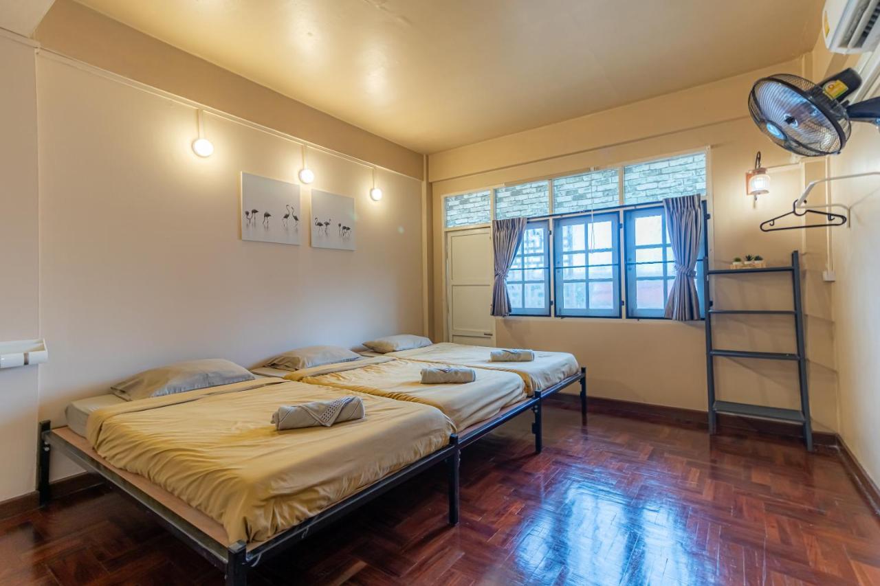 Snoozzze Hostel ใกล้รถไฟฟ้า ย่านบางรัก (Adults Only) Bangkok Exterior photo