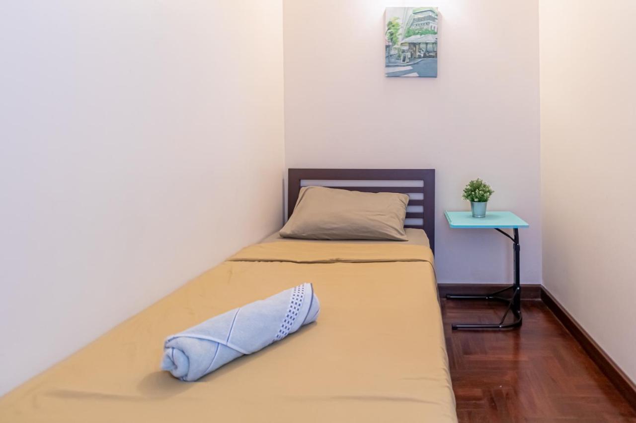 Snoozzze Hostel ใกล้รถไฟฟ้า ย่านบางรัก (Adults Only) Bangkok Exterior photo